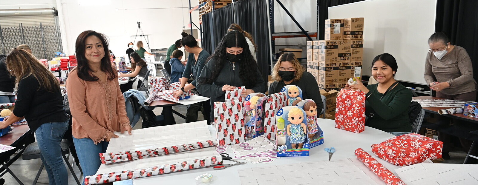 SFV Volunteer Wrapping Day 2023